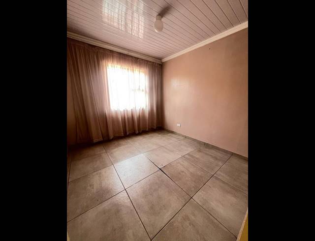 5 BEDROOM HOUSE FOR SALE IN EIKENHOF